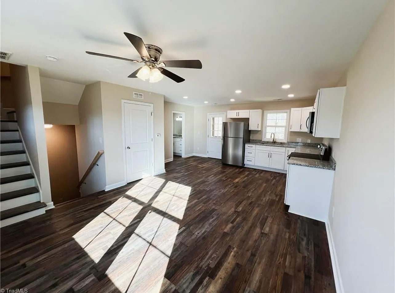 3 bed, 1608 sqft, $1,725 — Photo 3