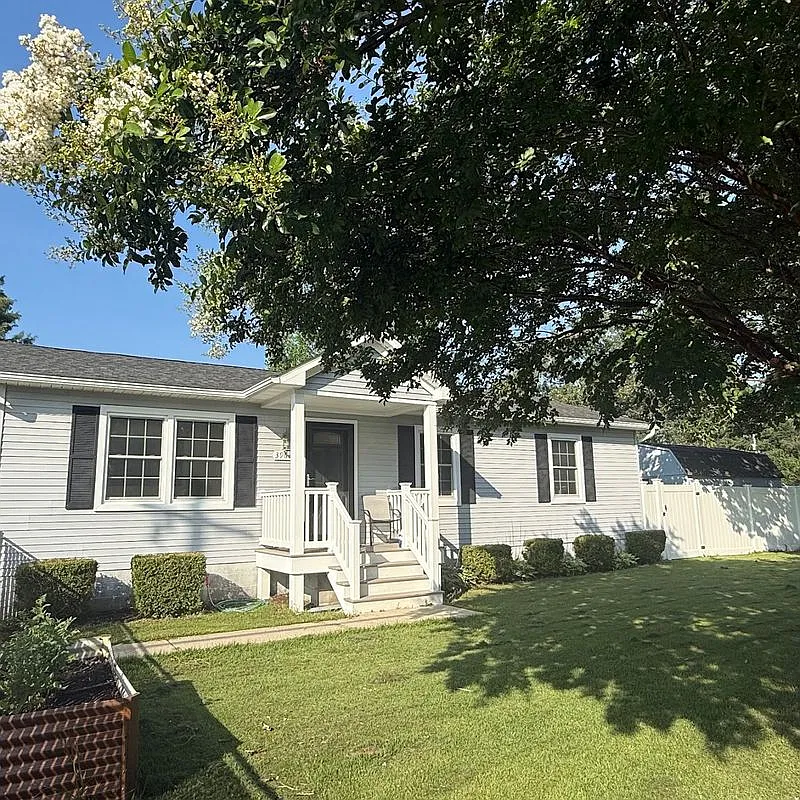 3 bed, 2.0 bath, 1344 sqft, $2,000 — Photo 2