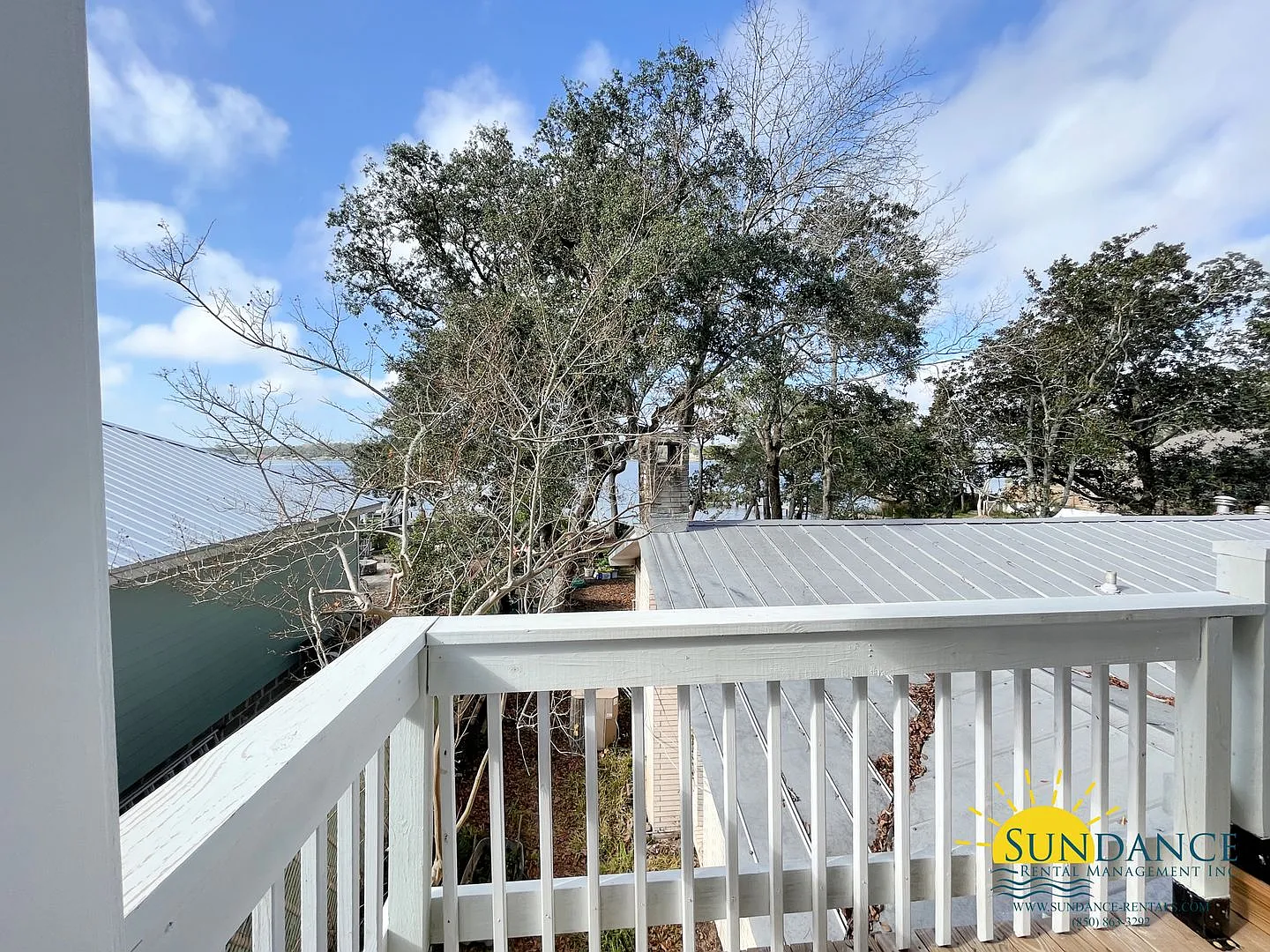 ALL utilities included & Pet Friendly 2 Bedroom Waterfront Home! — Photo 2
