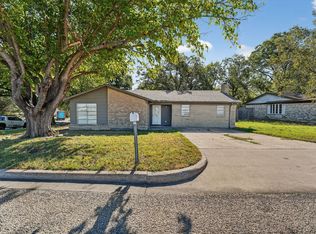 936 N Las Vegas Trl, White Settlement, TX 76108