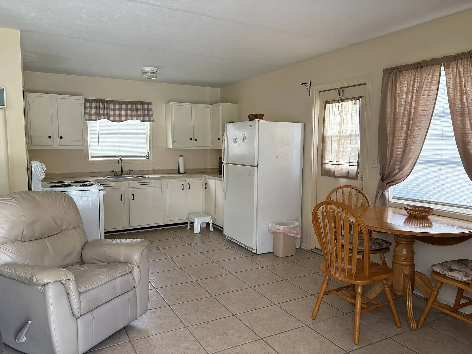 2 bed, 1.0 bath, 609 sqft, $950 — Photo 3
