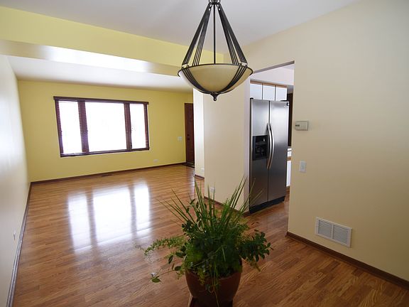 3rd image of 1532 Oxford Cir