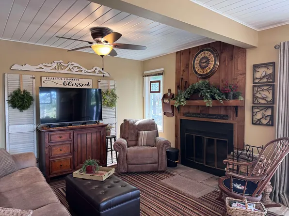11 Birch Trl, Wisconsin Dells, WI 53965