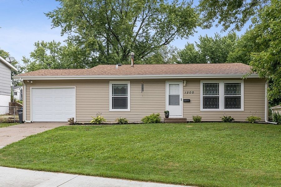 1200 Spruce Hills Dr, Bettendorf, IA 52722 Zillow