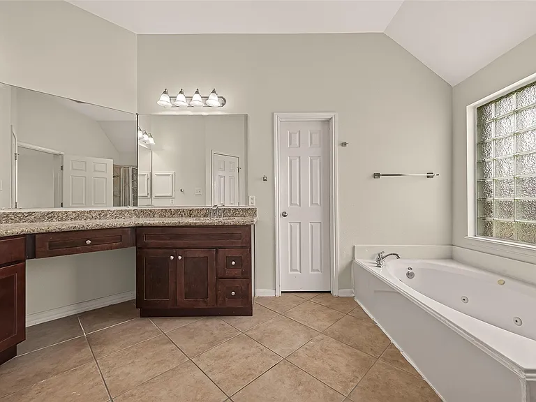 706 Silver Creek Cir — Photo 44