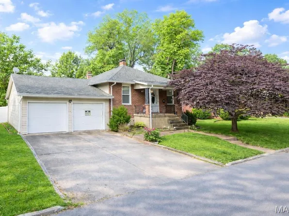 24 S 38th St, Belleville, IL 62226