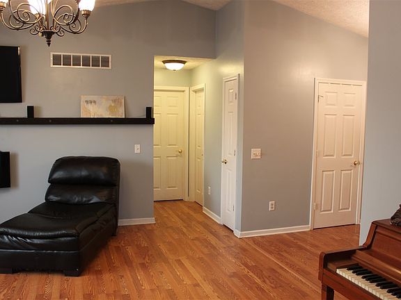 4th image of 2720 S Pinehurst Dr