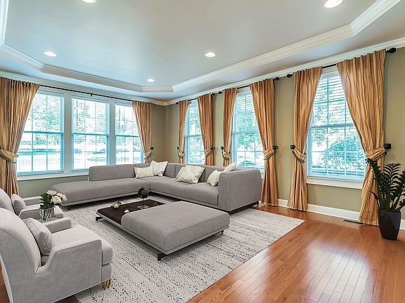 Corner Living Room (V.S.)