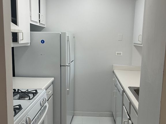 4th image of 200 E 72nd St APT 28C