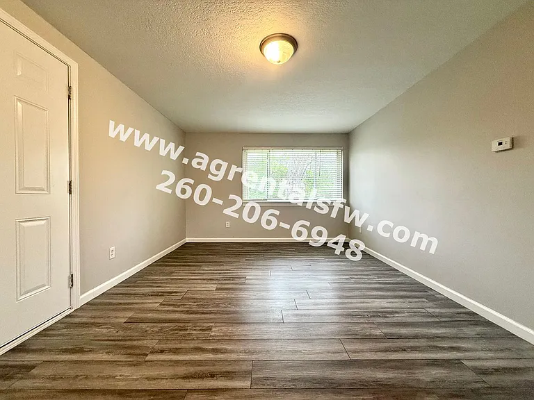 4917/4919 Northcrest — Photo 3