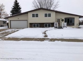 616 4th Ave SW, Dickinson, ND 58601