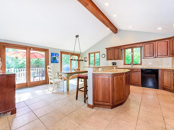 4th image of 16 Meadowood Ct