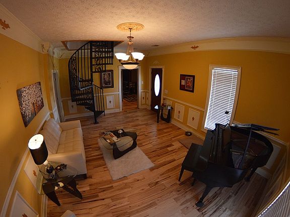 4th image of 227 Jackson St