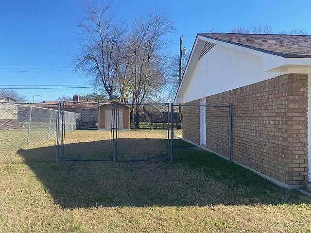 3 bed, 2.0 bath, 1304 sqft, $1,400 — Photo 2