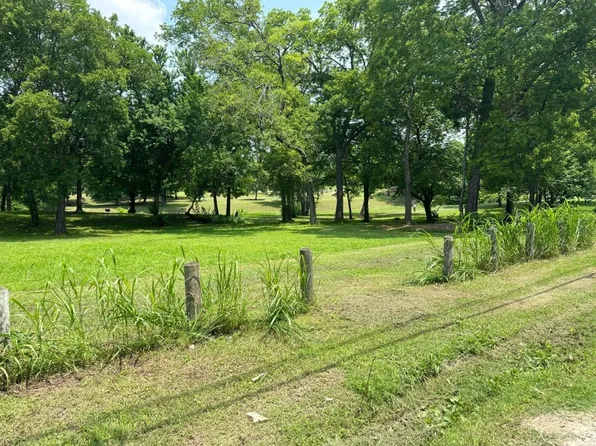 702 S 6th St, Bonham, TX 75418