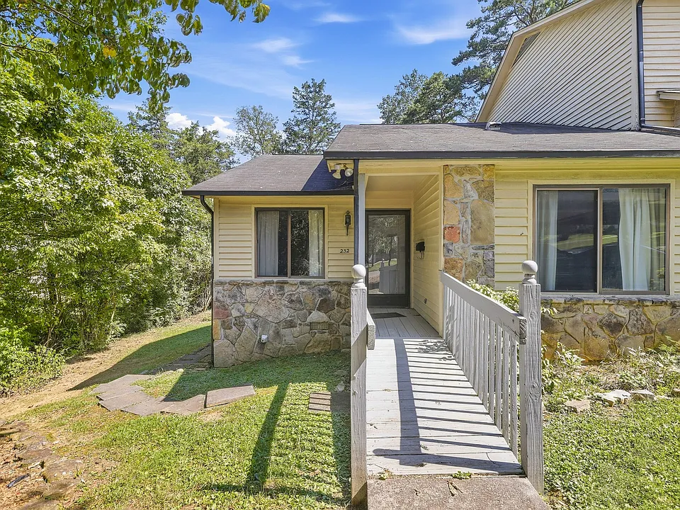232 Hendrix Dr #232