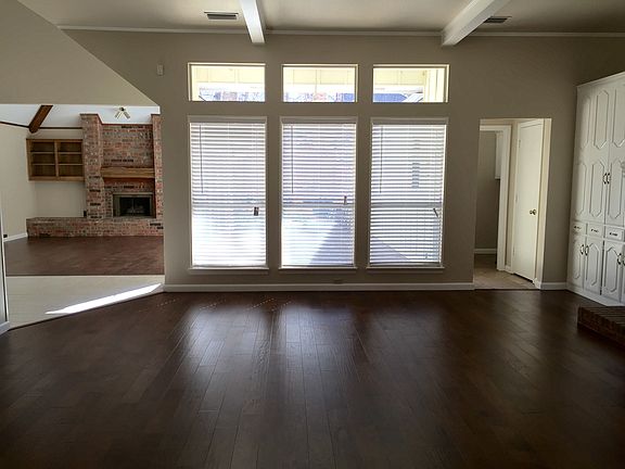 2nd image of 810 Torrey Pines Ln
