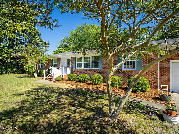 3rd image of 921 Greenhowe Drive