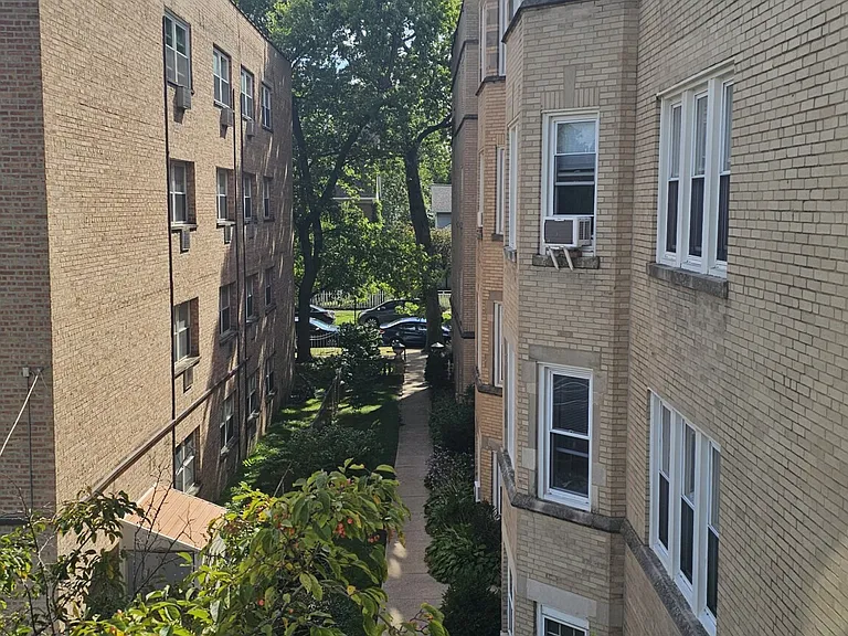 1934 W Estes Ave #1E — Photo 2