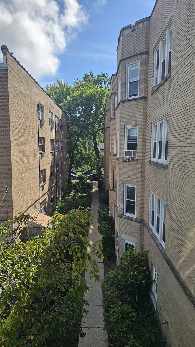 Building Photo - 1934 W Estes Ave #1E