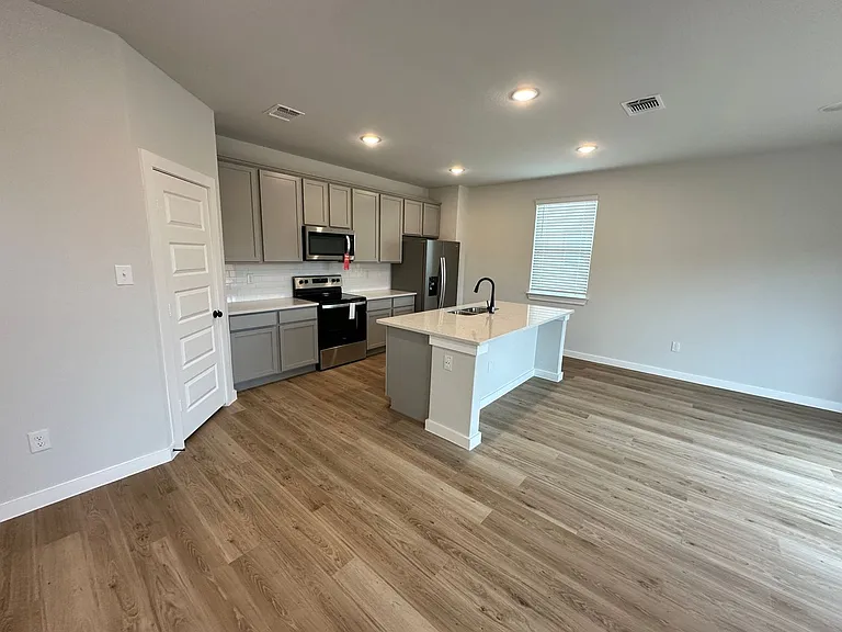 14607 Emerio Dr — Photo 5