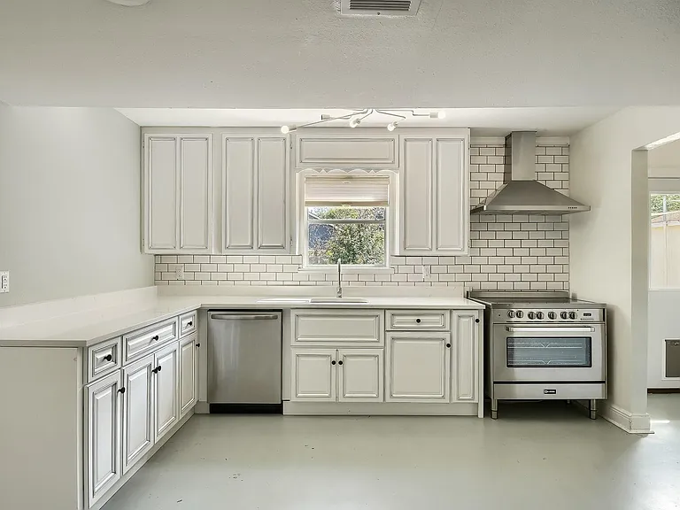 1011 Berrywood Dr — Photo 3