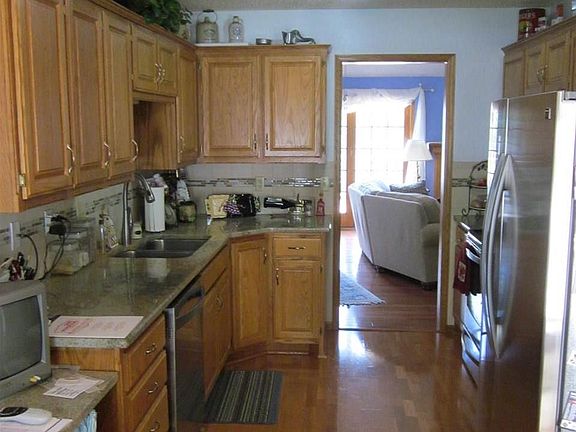 5th image of 813 Towne Square Dr