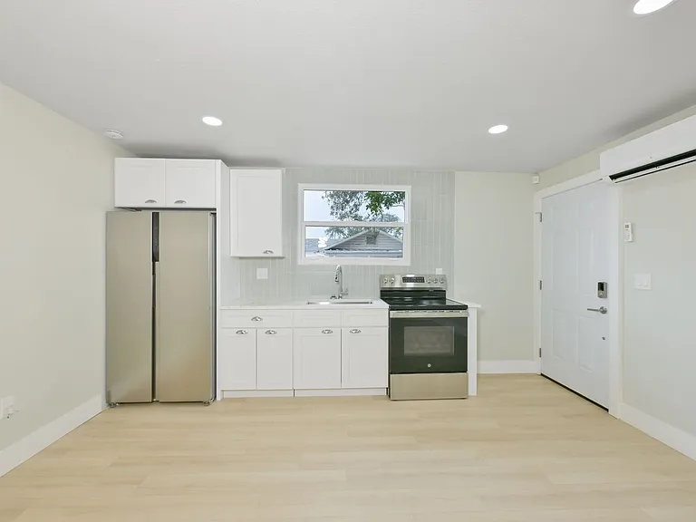 1161 Howard St — Photo 7