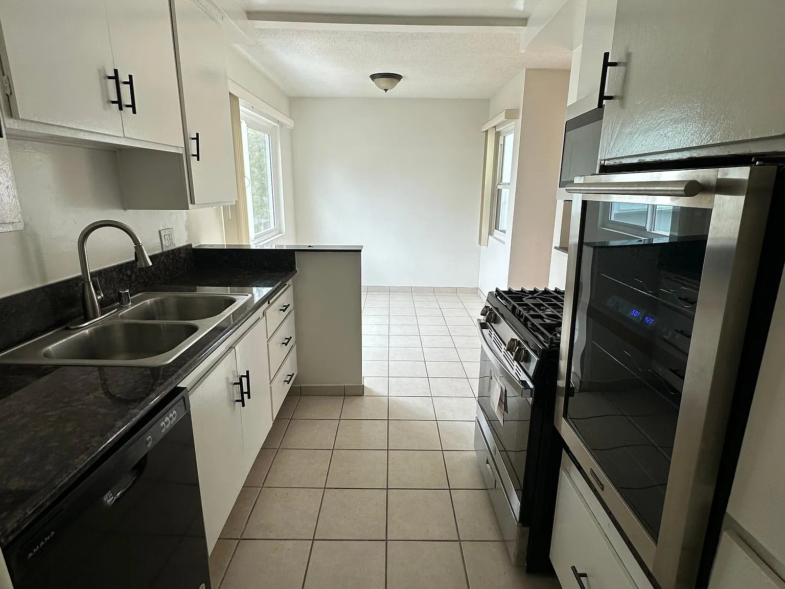 2 bed, 900 sqft, $3,195 — Photo 4