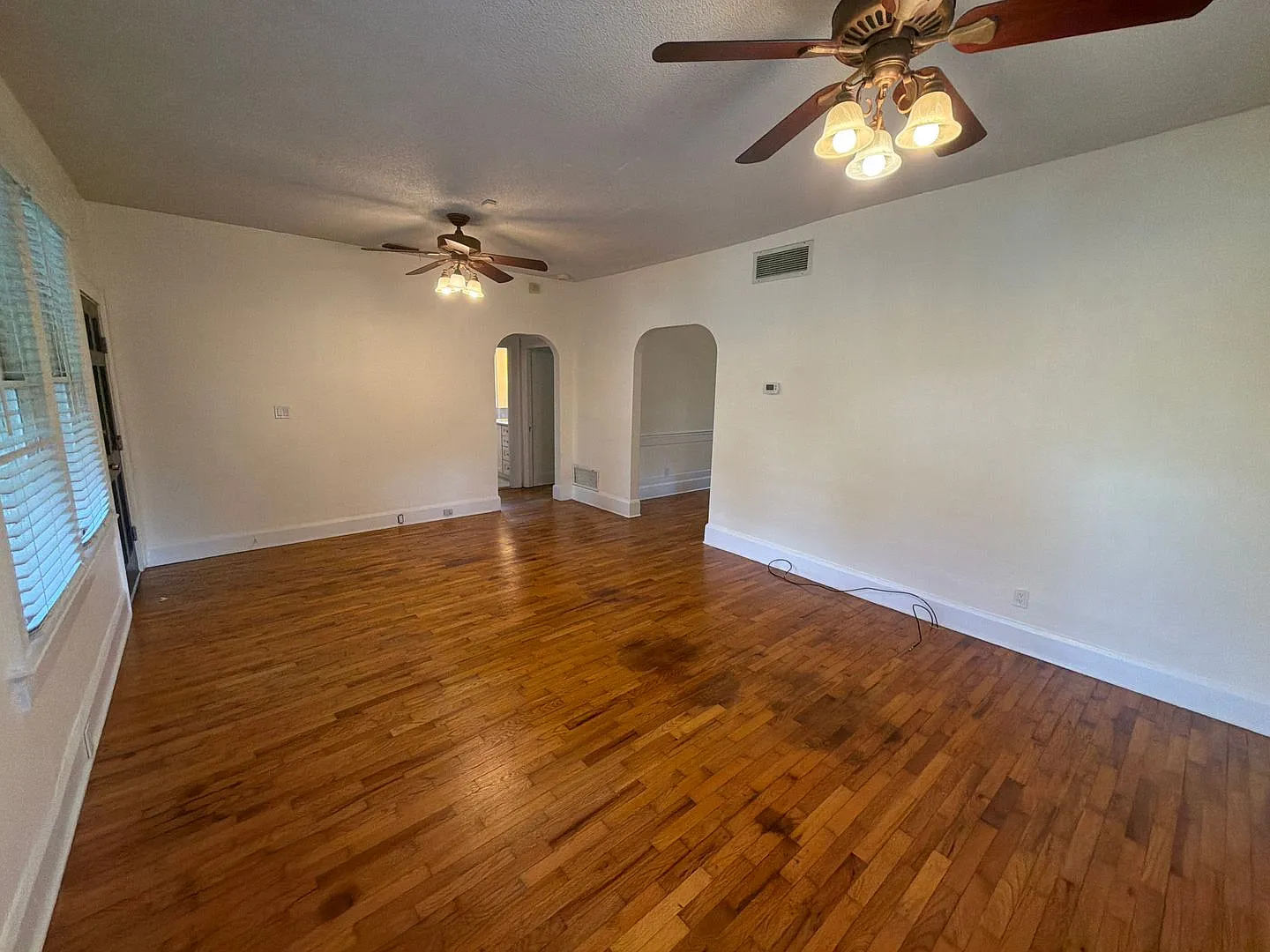 Charming 1925 Bungalow in Orlando Updated Kitchen & Hardwood Floors Throughout — Photo 4