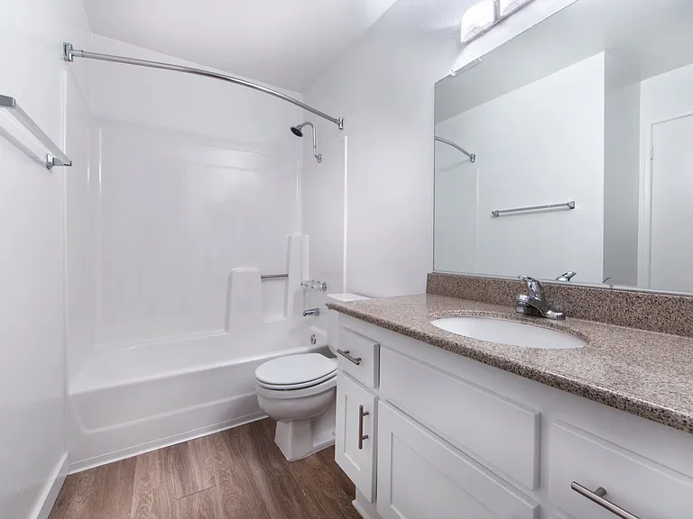 Pacific Pointe Apartments — Photo 15