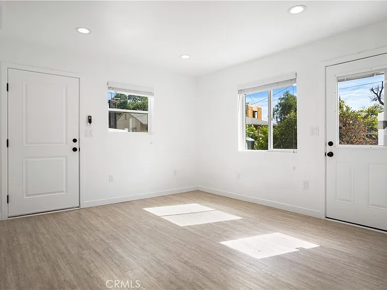 18924 Sylvan St — Photo 12