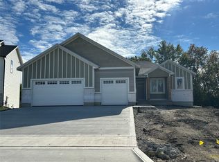 1390 NW Red Oak Dr, Waukee, IA 50263