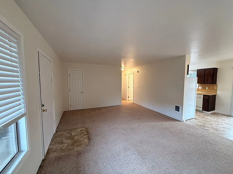 1959 Green Ave #1961 — Photo 4