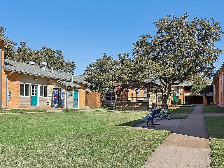 28-web-or-mls-James Ave-024
