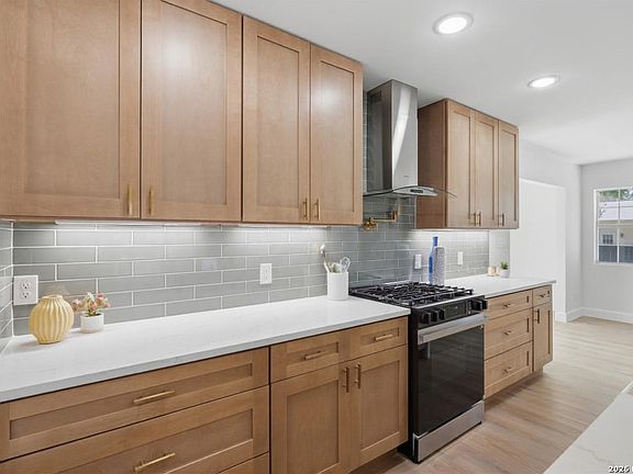 4th image of 106 IRVINGTON DR