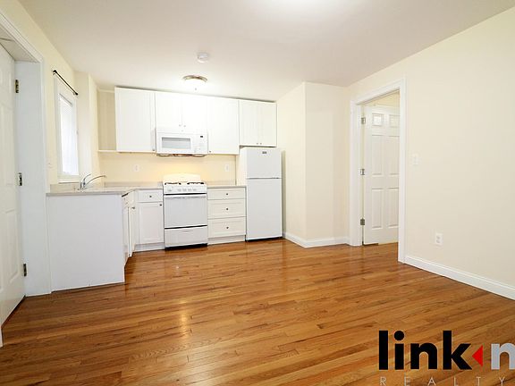 2nd image of 16 Hall Pl APT 1B