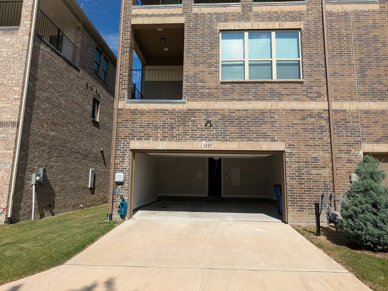 4237 Shavano Dr — Photo 2