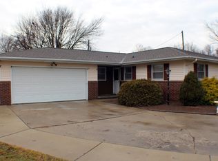 703 Lynnwood Ct, Olney, IL 62450