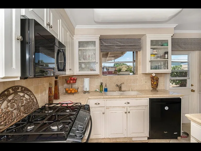 4658 Terry Ln — Photo 3