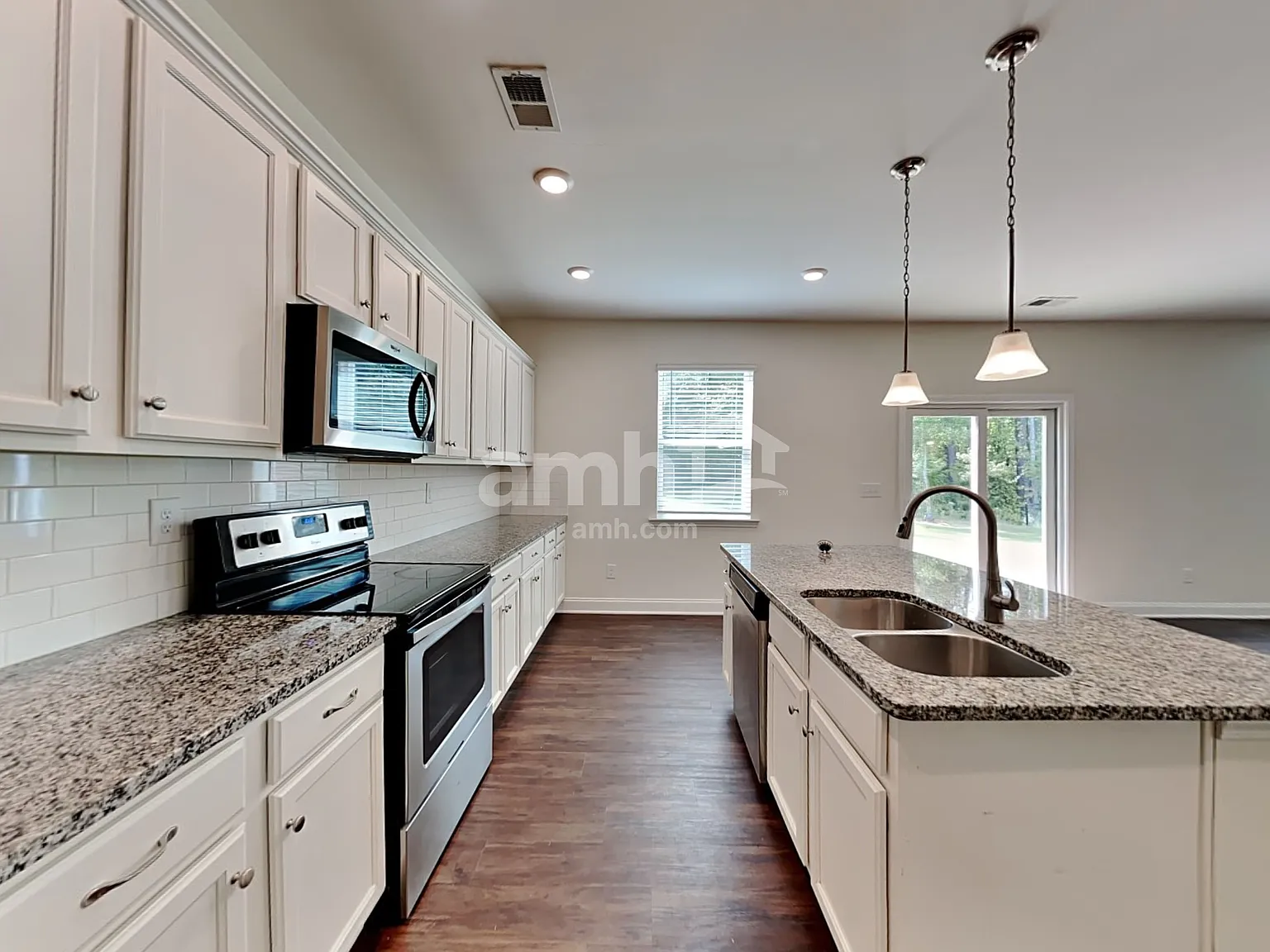 4 bed, 2.5 bath, 2400 sqft, $2,390 — Photo 3