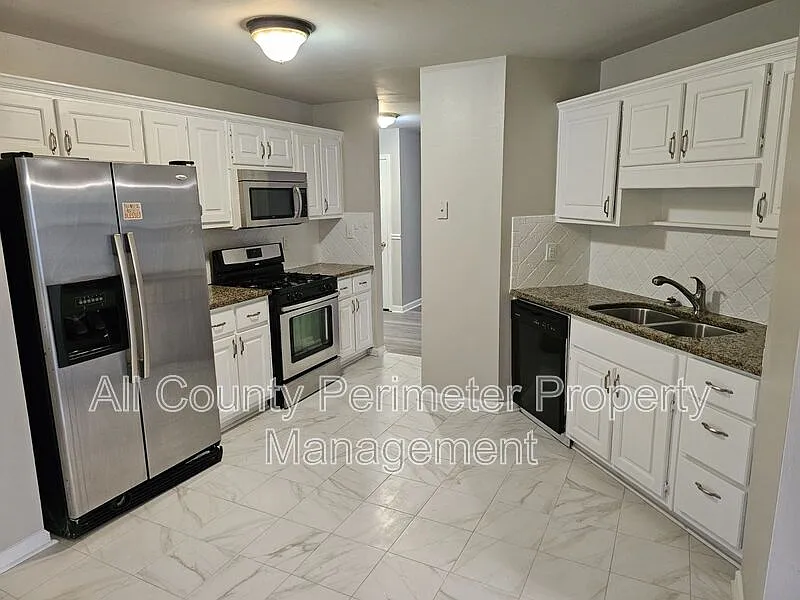 4 bed, 2.0 bath, 2412 sqft, $2,295 — Photo 4