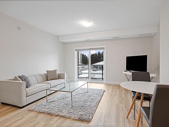 4th image of 224 Main St E #604