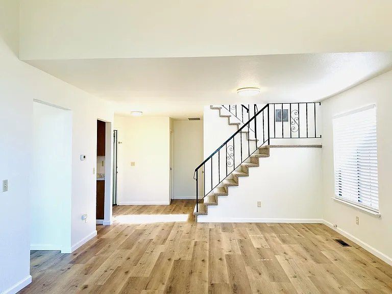 1537 Yarberry Dr — Photo 5