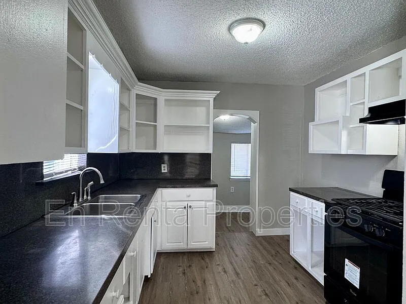 3 bed, 1.0 bath, 960 sqft, $1,650 — Photo 4