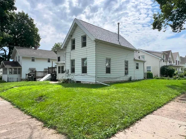 424 W 9th St, Cedar Falls, IA 50613