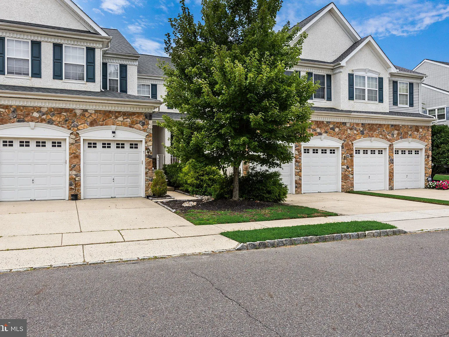 3 bed, 2.5 bath, 3016 sqft, $3,500 — Photo 2
