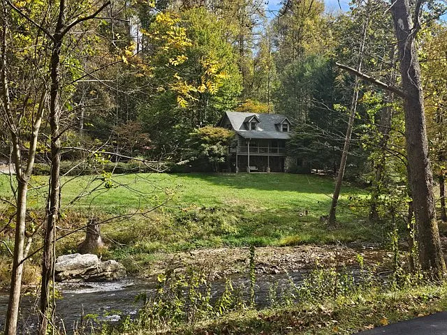 3 bed, 1972 sqft, $2,000 — Photo 2