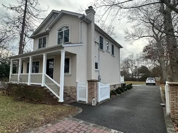 26 Radio Ave, Miller Place, NY 11764