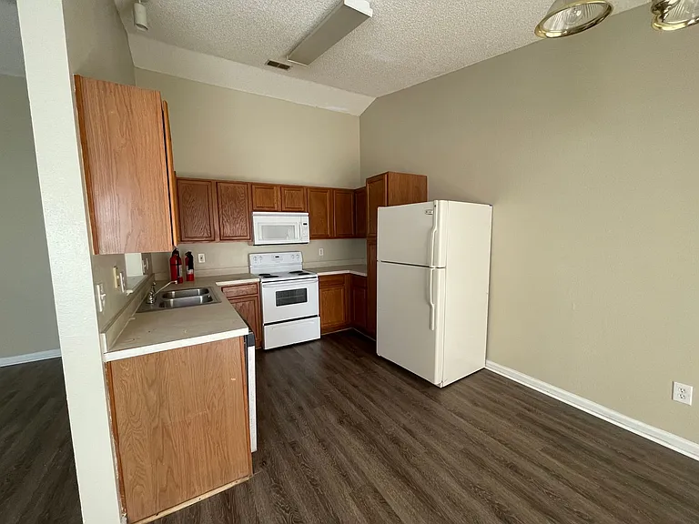 549 Blue Lake Dr — Photo 4